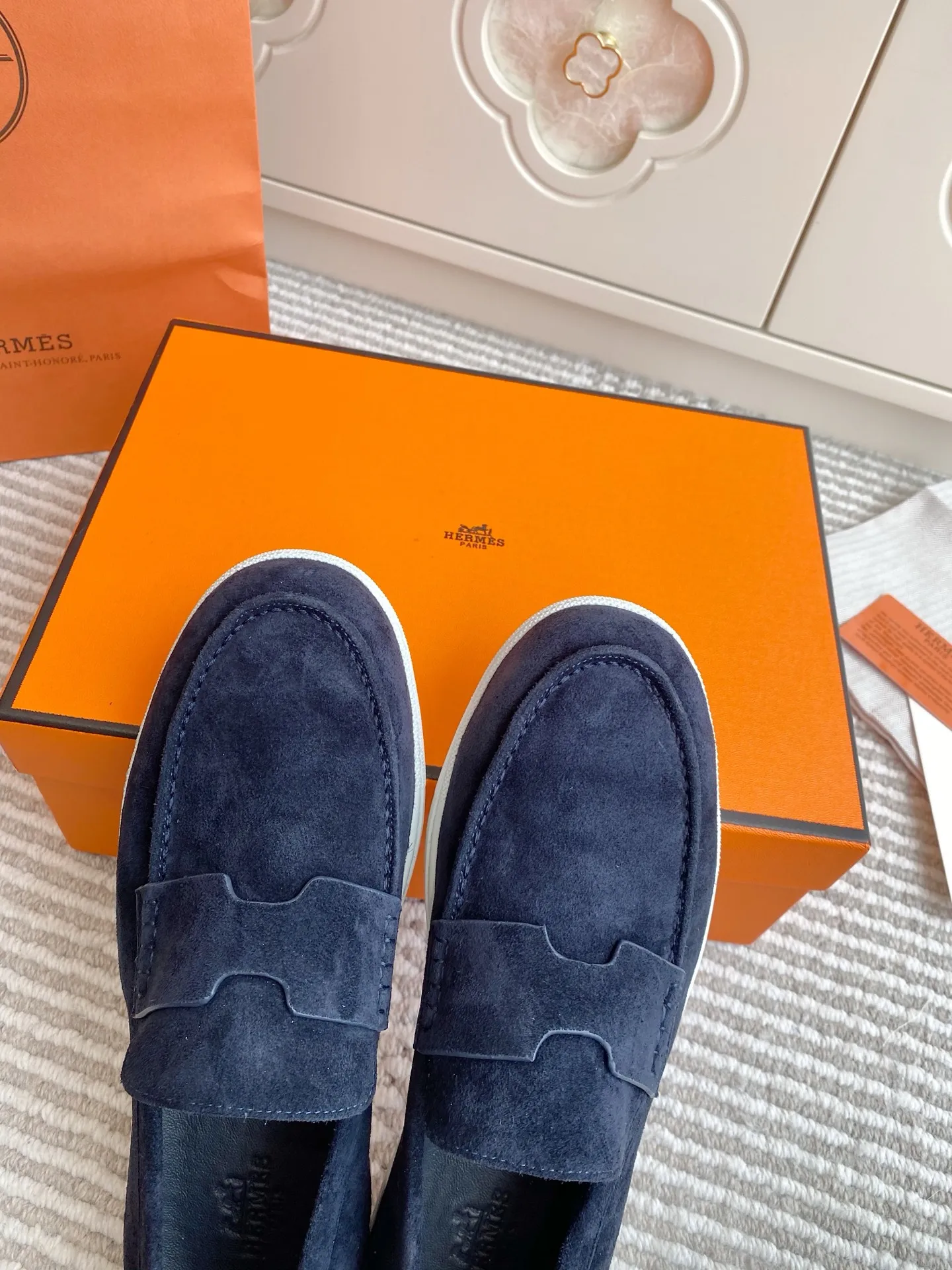 p560✨Hermes Couple Loafers｜Walking in the urban high-end, easily wearing Hermès temperament✨Who says luxury and comfort can’t have both?  This pair of H’s classic loafers really does it!  ▪️"Customized imported Yangjing fabric" is soft and delicate ▪️"Full sheepskin lining" + "soft-soled shoes" design. Your feet will be healed the moment you put them on~ It's like stepping on clouds☁️You won't feel tired after walking all day!  The iconic "H" buckle is low-key and luxurious. It is matched with a rubber outsole. It is lightweight and stylish. Whether you are commuting or shopping, you can easily achieve casual urban style🏙 Can be worn by couples. Full range of sizes, girls 35-41 | boys 39-45. Wear them together when going out. Sweet and high-end💑 Original mold opening. Details are in place. Those who understand will be attracted at a glance ️❤️ #Hermès loafers #coupleshoes #lightweight and versatile shoes